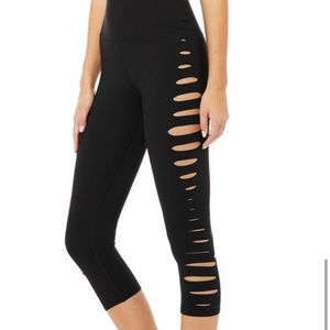 Like new! Alo yoga high waist slice Capri. Small